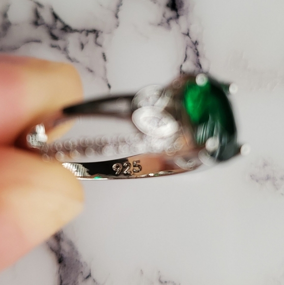 New Beautiful Green Oval Cut Ring - Picture 5 of 9